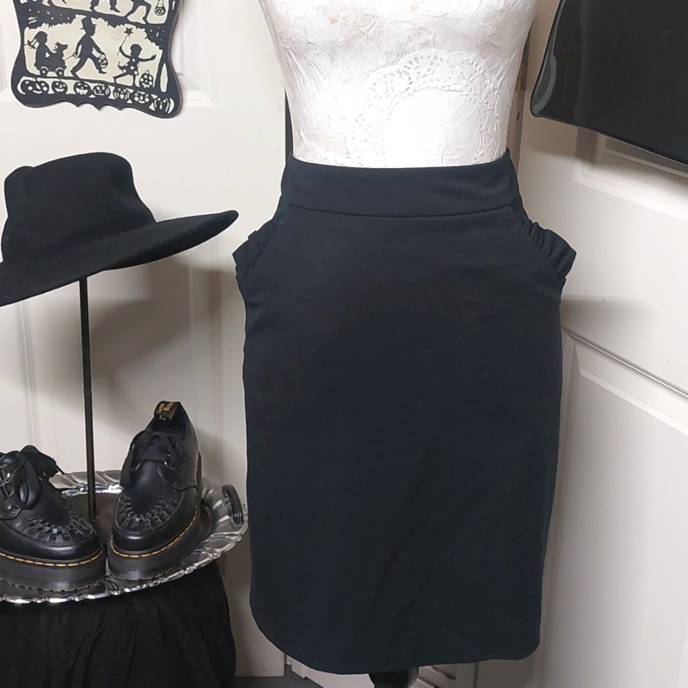 Ann Taylor Loft Petites 8P black skirt with ruffle pocket detail Super Cute